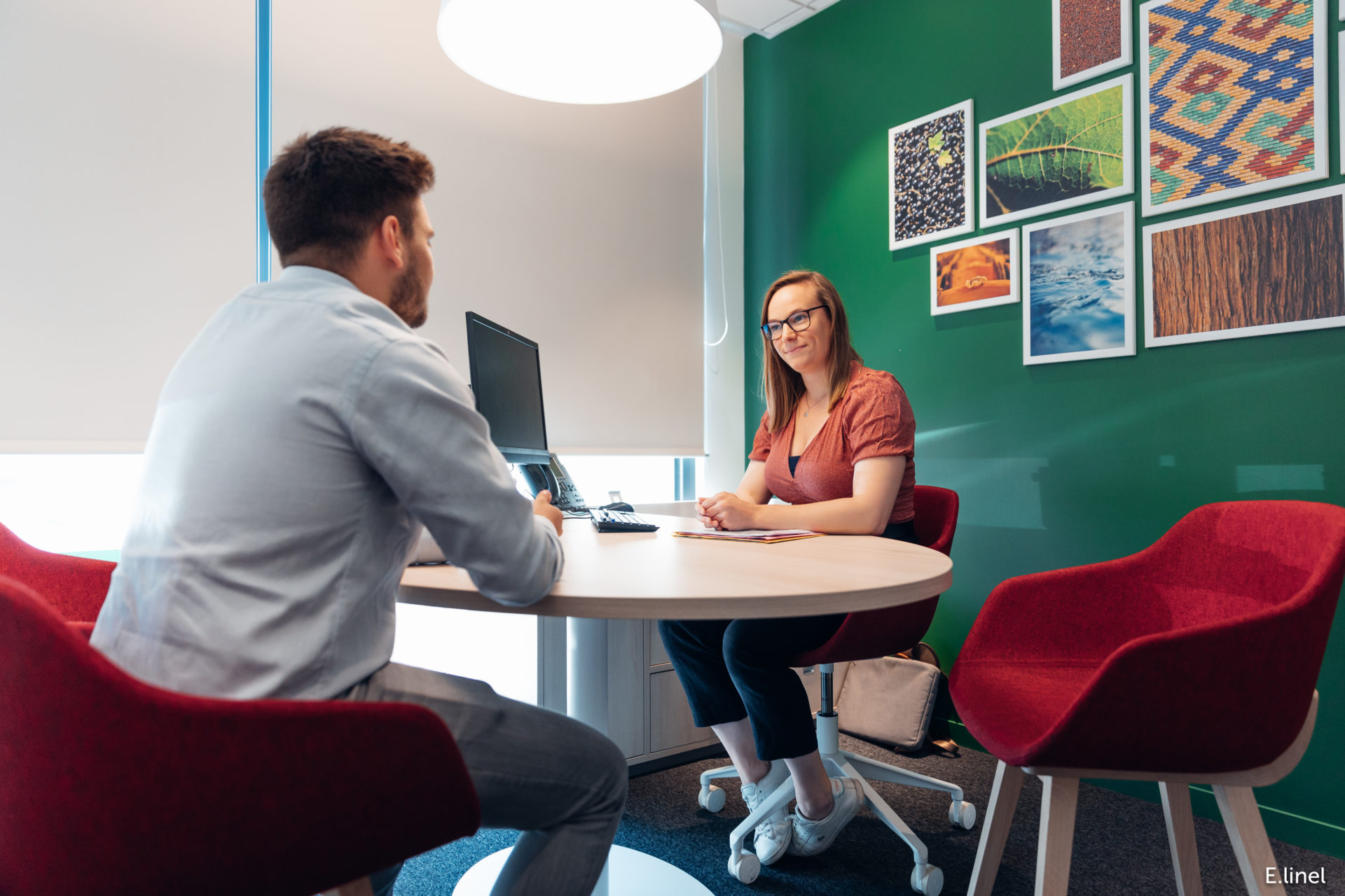 conseillere credit agricole champagne bourgogne et client dans un bureau