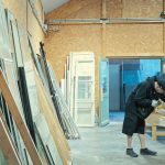 travailleurs recyclent des fenetres dans un atelier