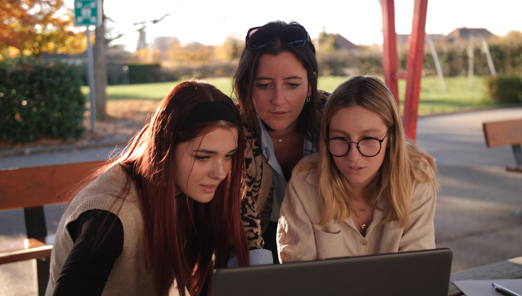 des étudiantes et leur formatrice font des recherches sur un ordinateur