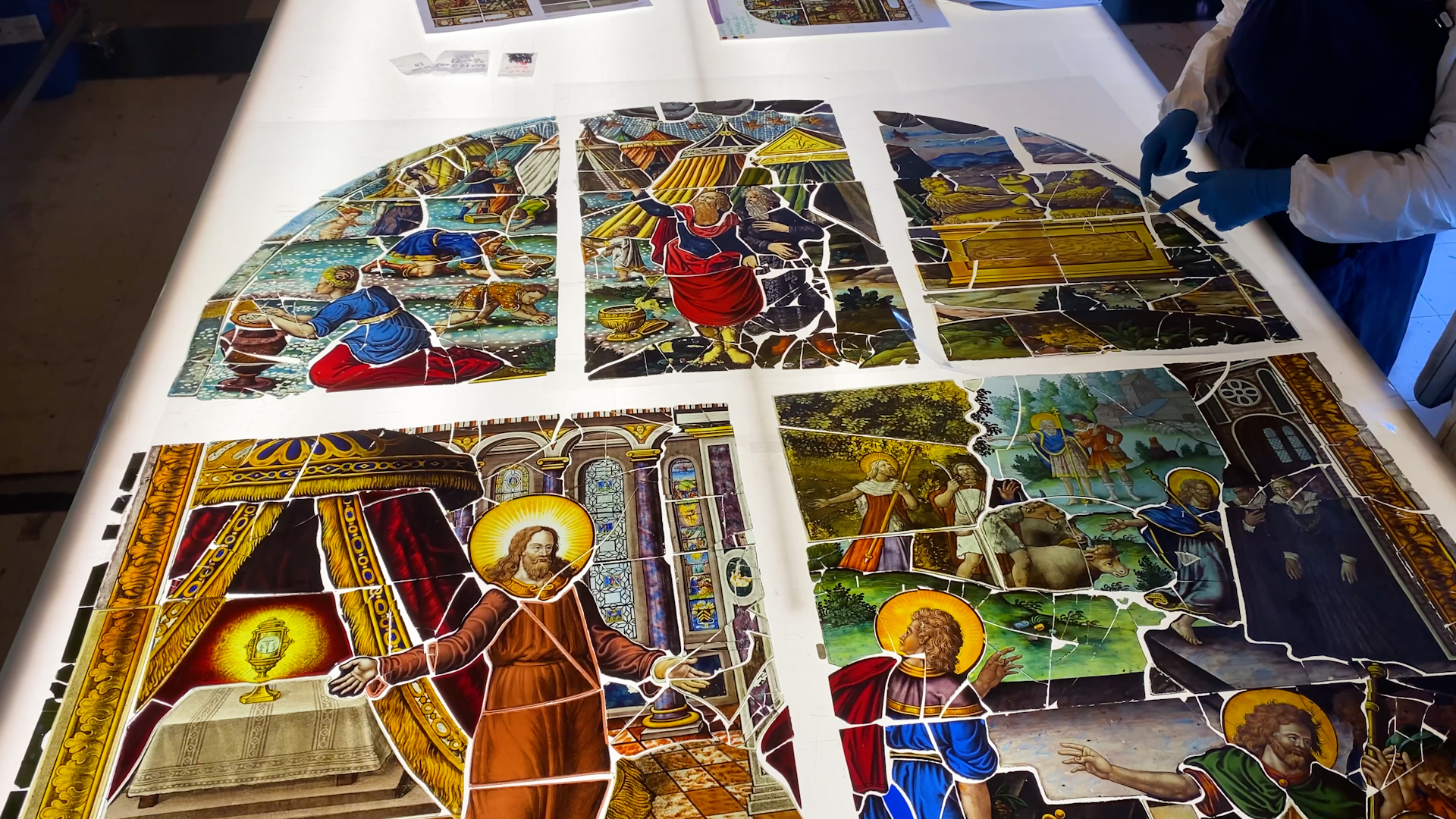 vitrail en cours de restauration a la manufacture Vincent petit