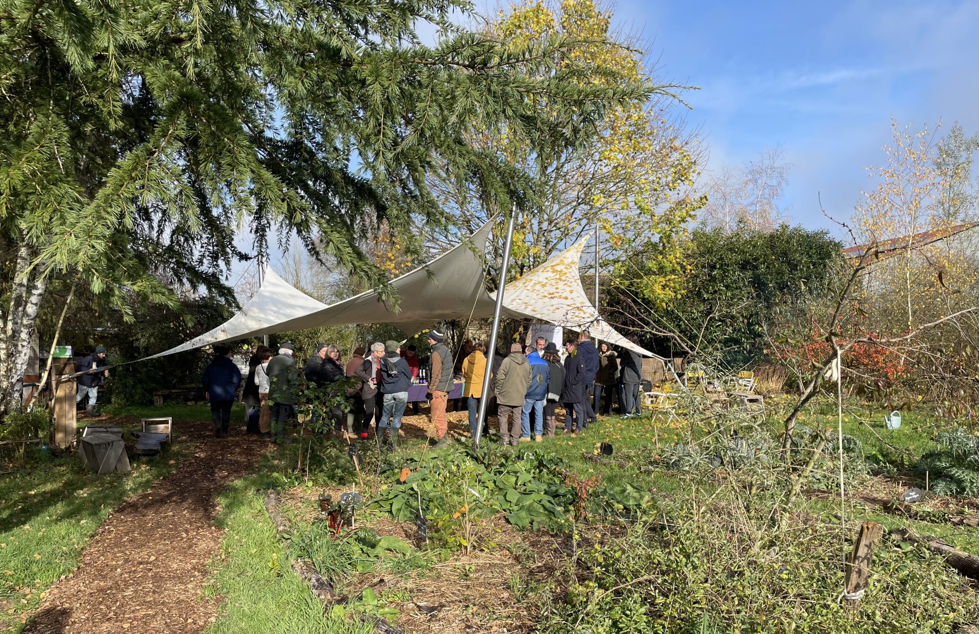 remise de chèque entre les responsables du PARC, jardin collectif et nourricier dans l'Yonne et les membres de la Fondation AGIR du Crédit Agricole de Champagne-Bourgogne
