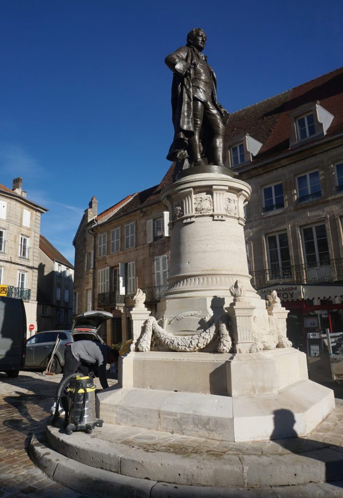 Au cœur de Langres, la statue de Denis Diderot