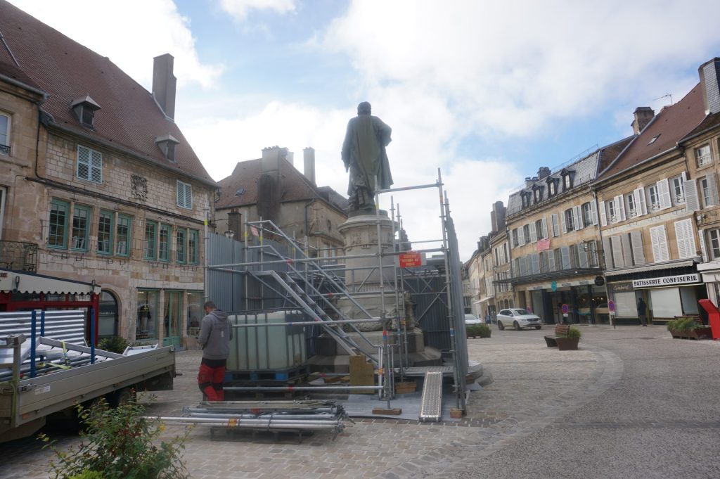 la statue de Diderot entourée d'échafaudage pour sa restauration