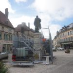 la statue de Diderot entourée d'échafaudage pour sa restauration