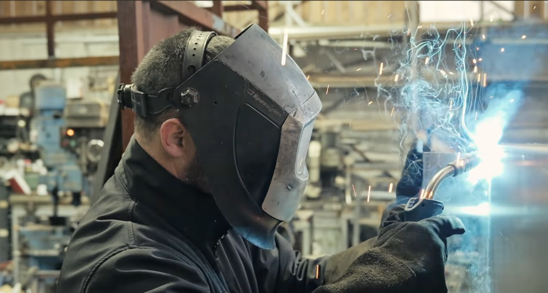 Nicolas Coppeaux, gérant de l’entreprise CNMS, dans son atelier de mécano-soudure à Bar-les-Époisses en Côte-d’Or