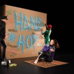 Trois comédiens sur une piste de danse improvisée en carton dans le spectacle Hand Hop de la compagnie Scopitone