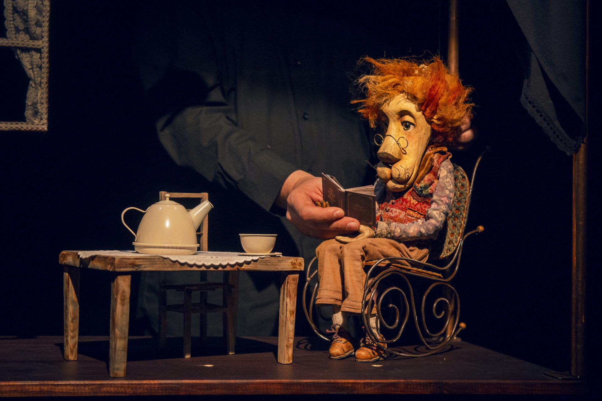 Marionnette de lion dans le spectacle le lion et l'oiseau par le Théâtre national de Kaunas (Lituanie)