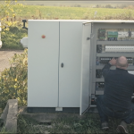 Damien Bellat travaille sur le tableau électrique dans les vignes de Chablis