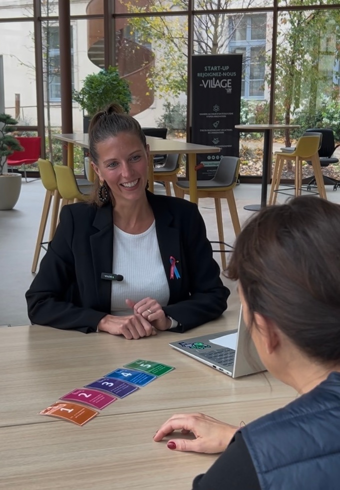 Alexandra discute avec un candidat pour le village by CA