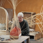 Un artisan travailler un objet en vannerie