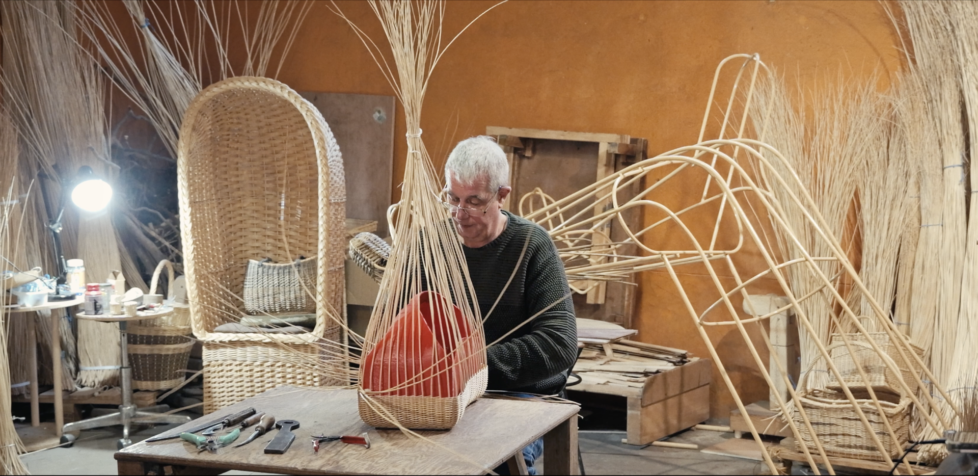 Un artisan travailler un objet en vannerie