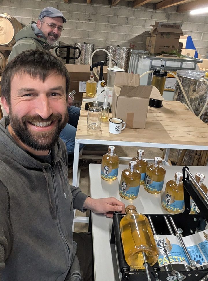 Etienne et Grégory étiquette les bouteilles