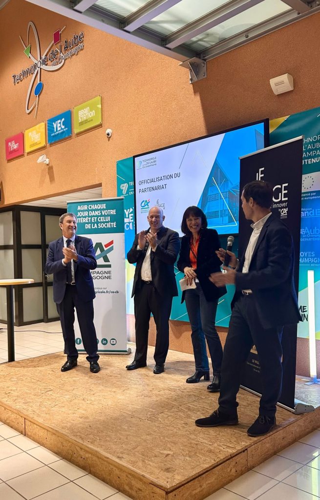 des personnes sur une estrade pour l'inauguration