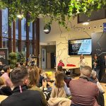 des gens rassemblés sur la place du village by ca