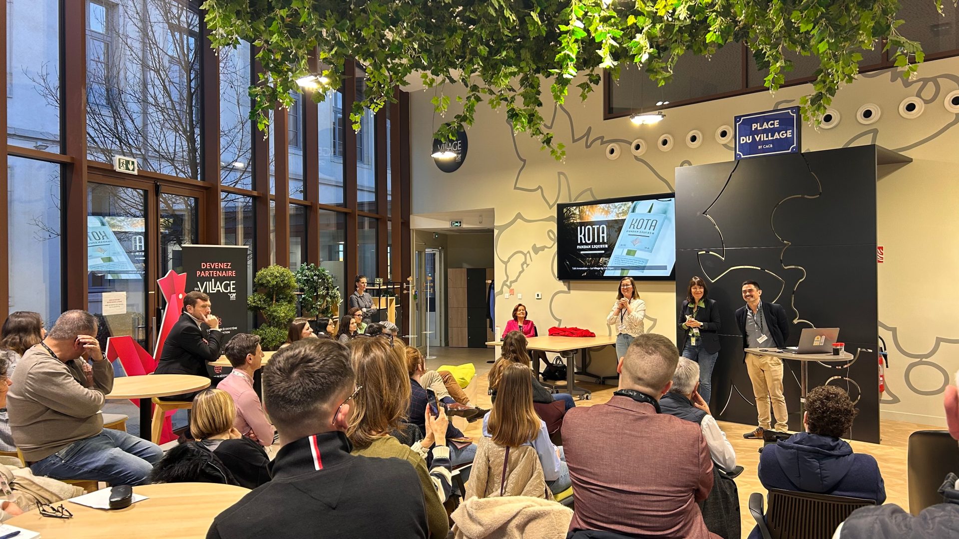 des gens rassemblés sur la place du village by ca