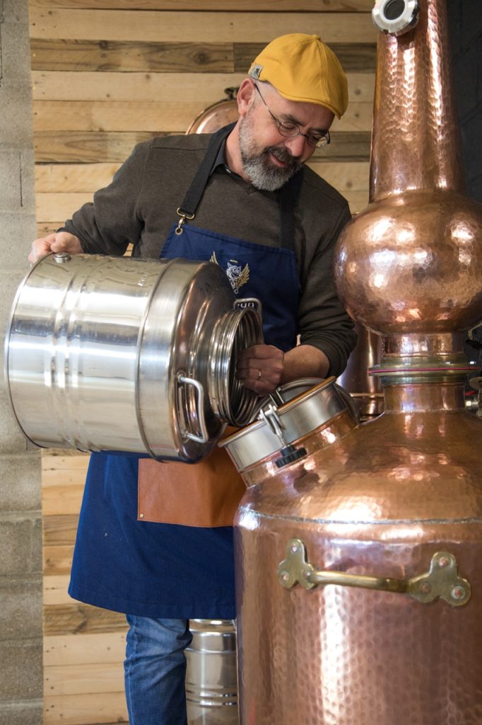 gregory verse de l'alcool dans l'alambic