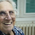 portrait d'une femme âgée souriante