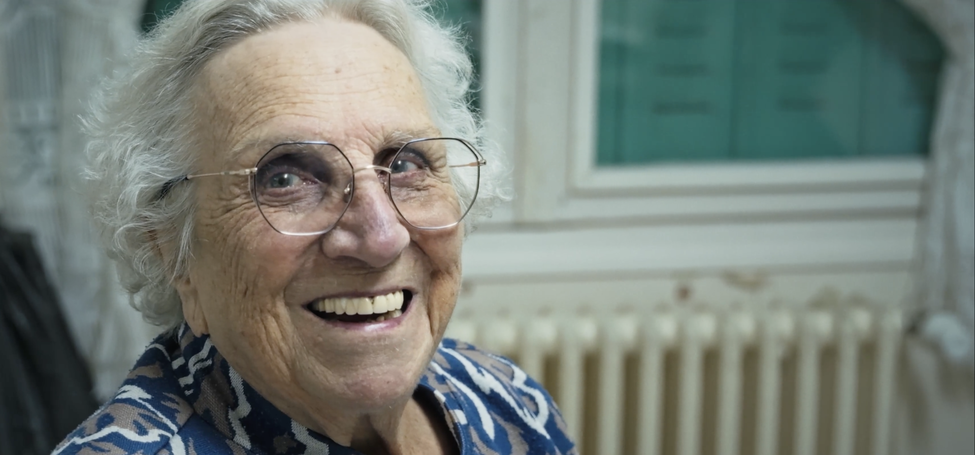 portrait d'une femme âgée souriante