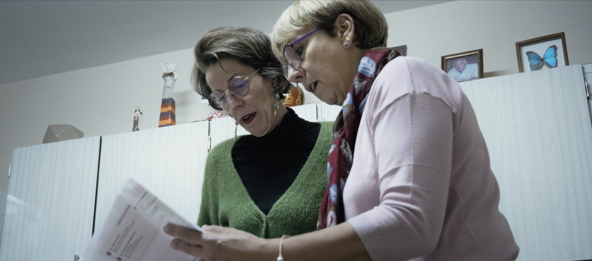 deux femmes discutent en tenant des documents