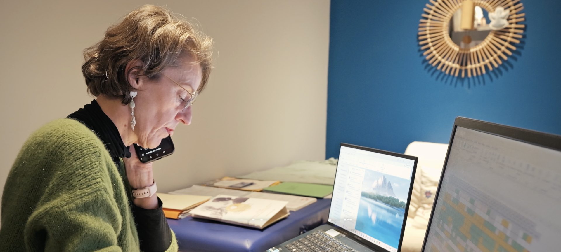 nathalie déchantes au téléphone devant ses ordinateurs