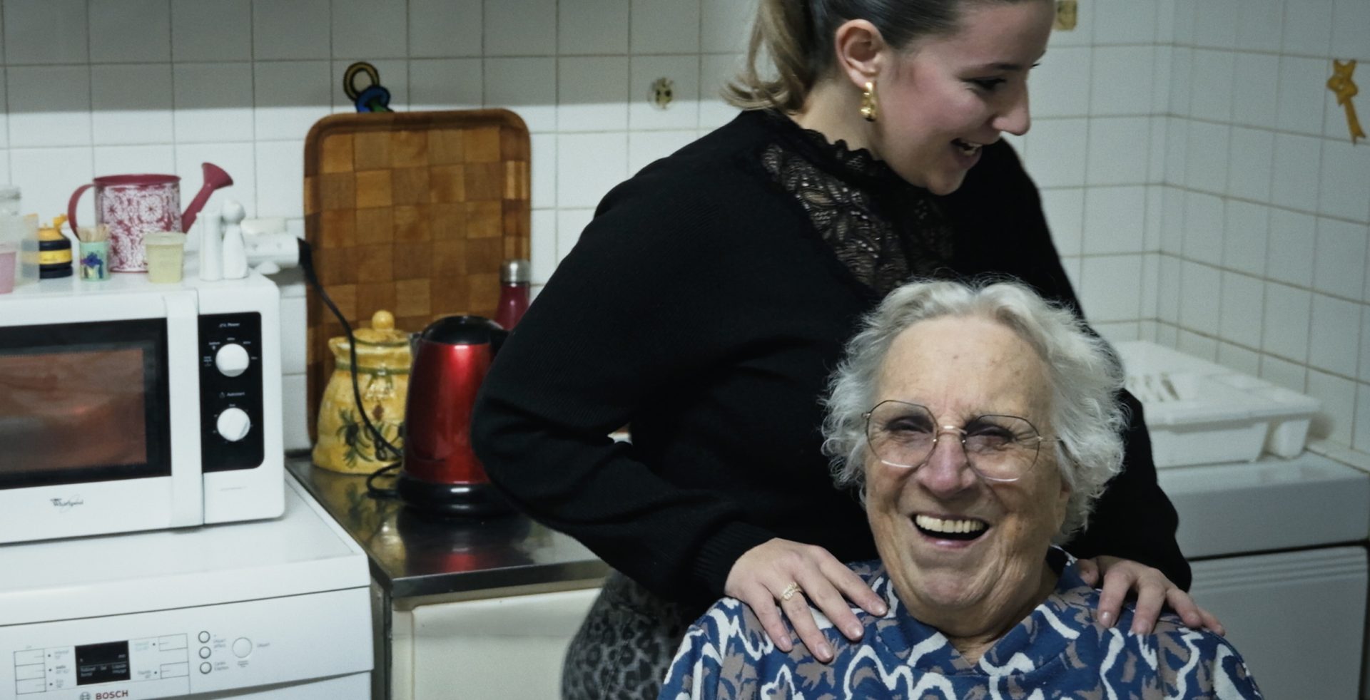 jeune étudiante en santé plaisante avec une personne âgée