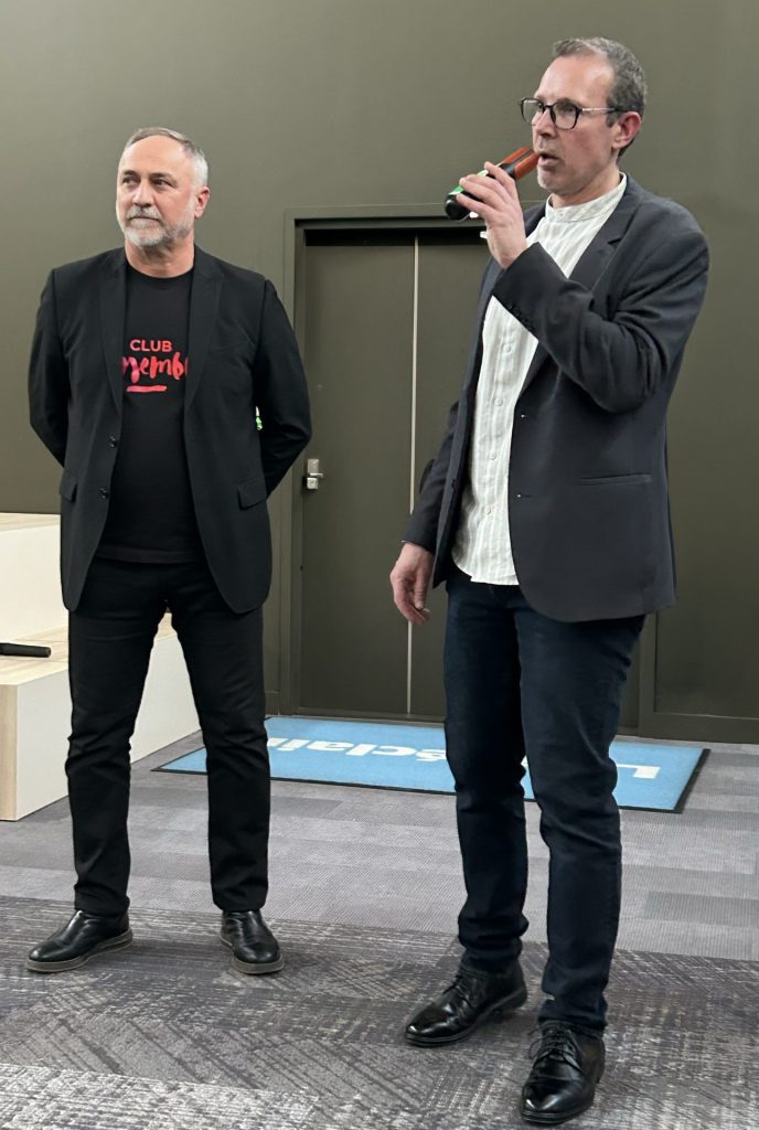 Michael Scherrer parle au micro à cote d'une autre personne