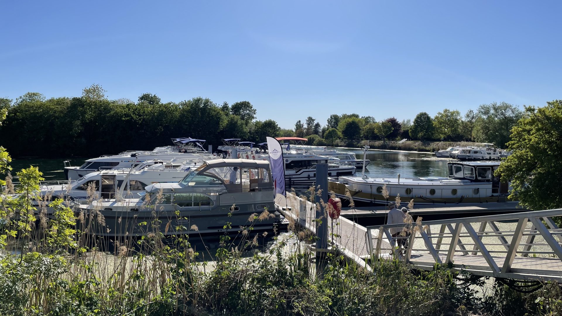 bateaux dans le port de saint jean de losne