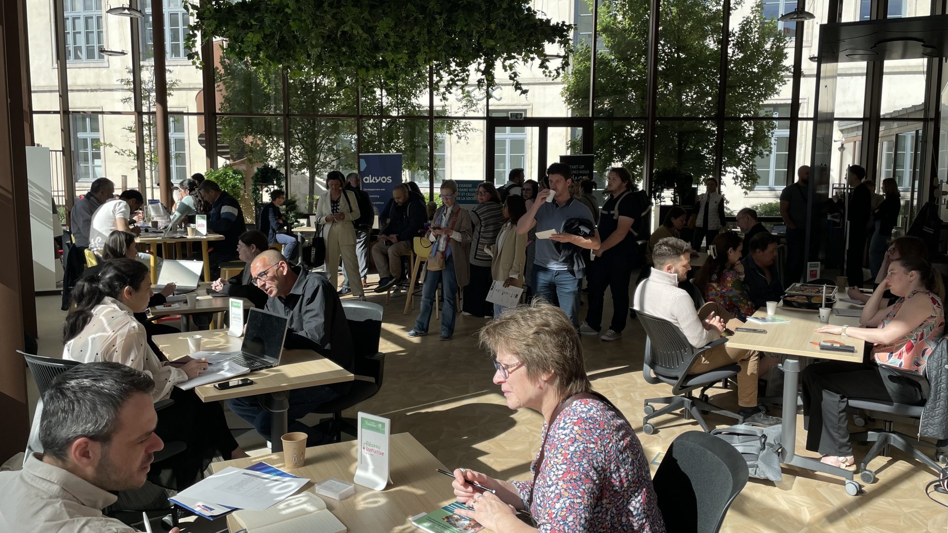 des personnes échangent avec des experts dans une grande salle
