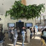 des personnes rassemblées dans le village by ca pour les cafés de la création