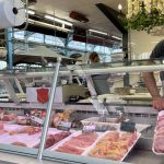 Victor Ianotti derrière le comptoir de sa boucherie de Dijon