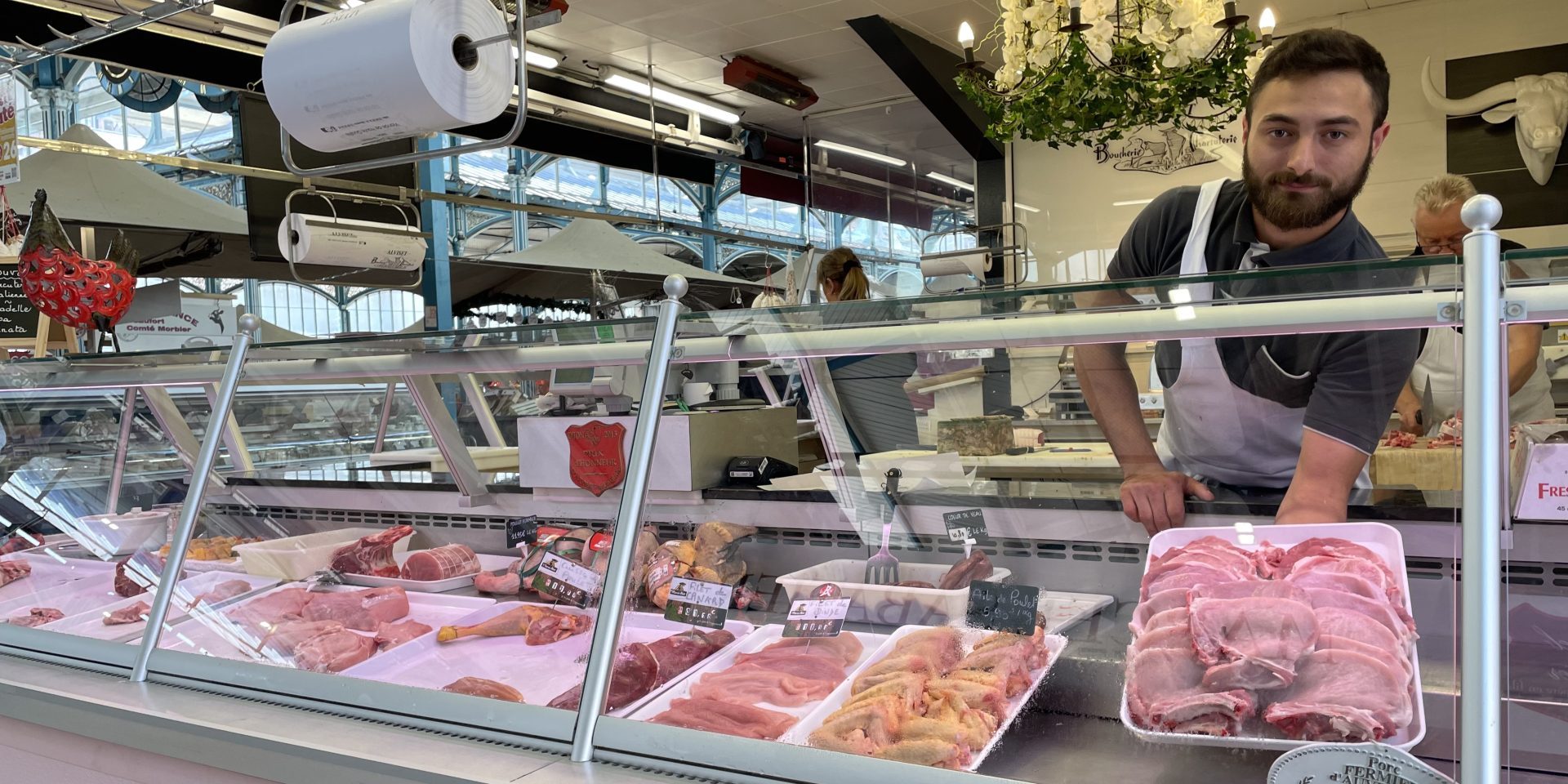 Victor Ianotti derrière le comptoir de sa boucherie de Dijon