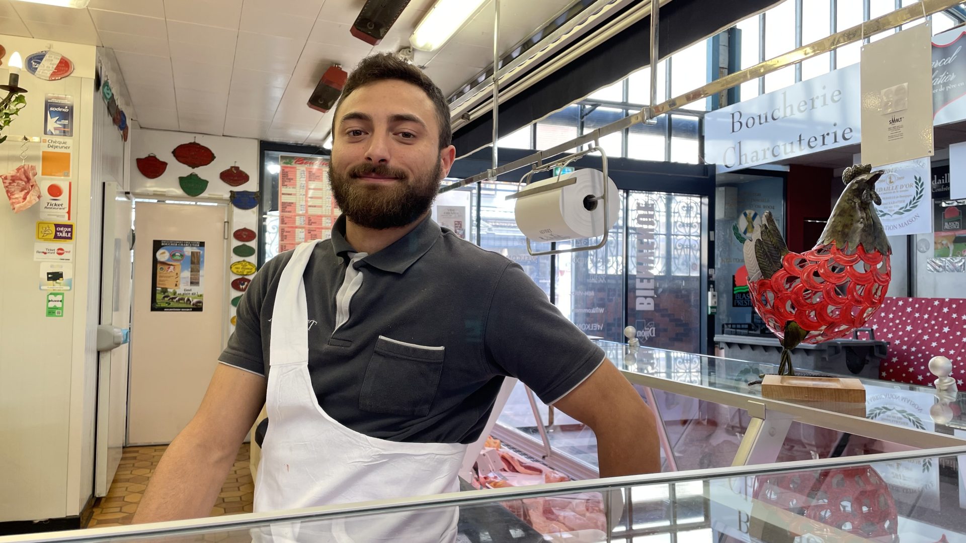 Victor Ianotti derrière le comptoir de sa boucherie