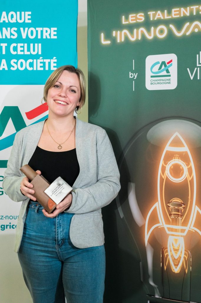 Justine duval lauréate talents innovation avec son trophée