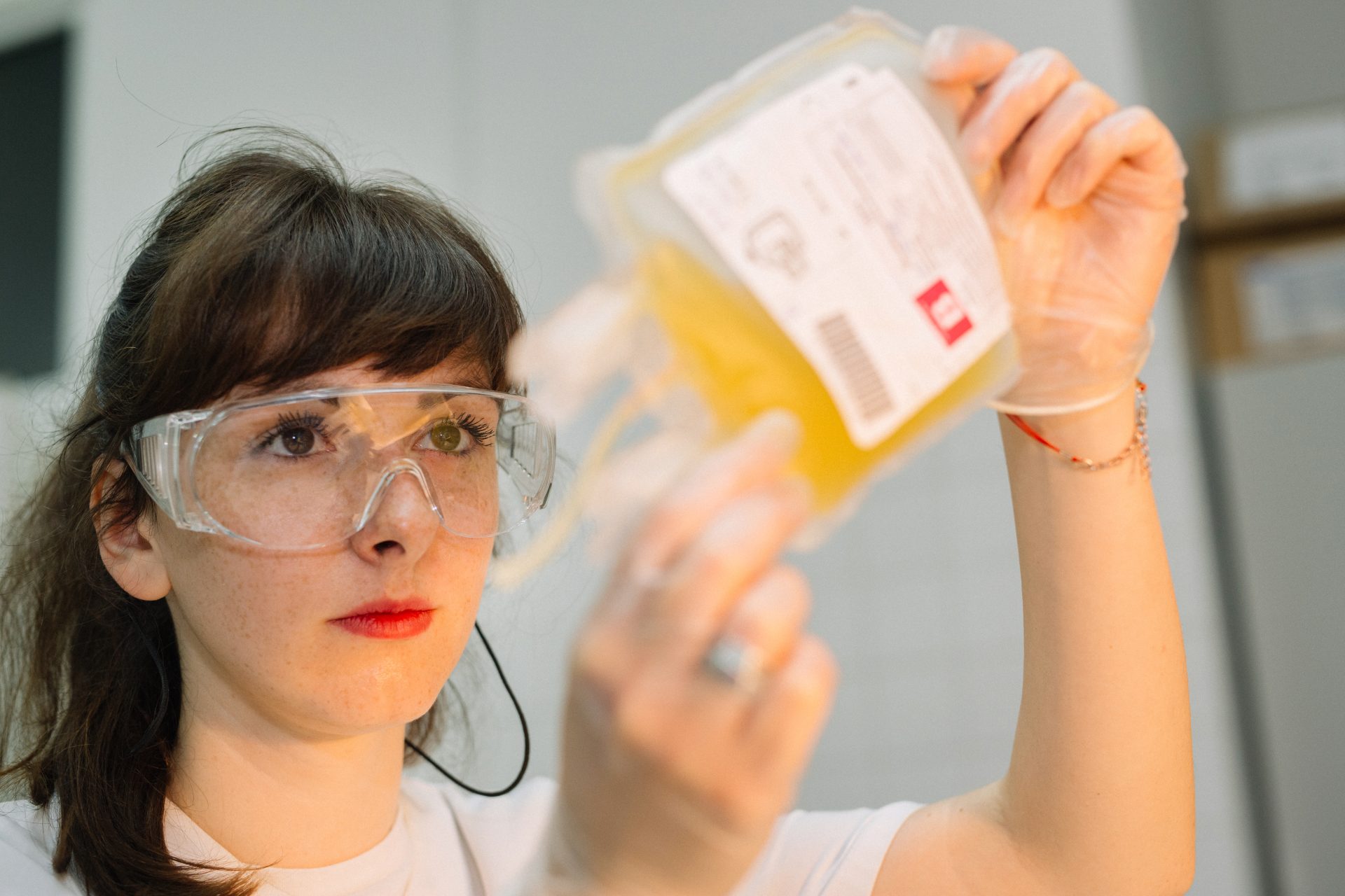 une infirmière tient une pochette de plasma