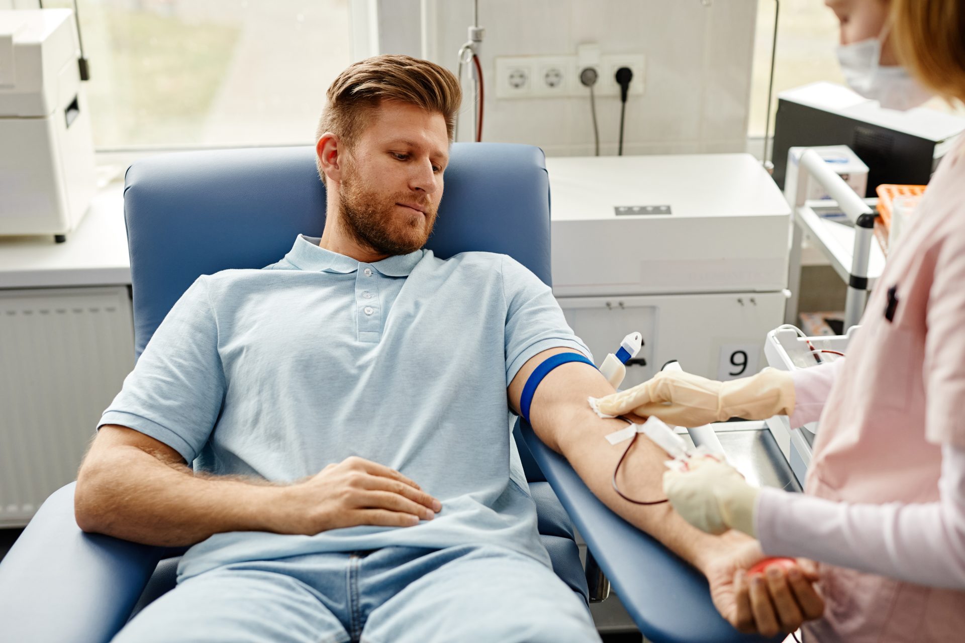 un jeune homme donne son plasma