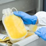 des mains tiennent un poche de plasma