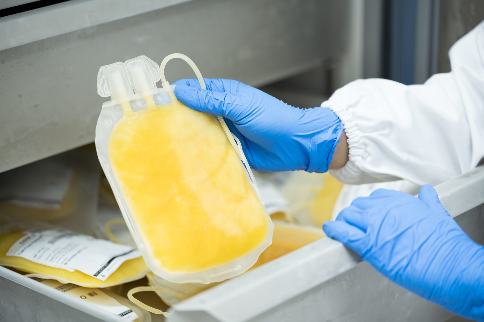 des mains tiennent un poche de plasma