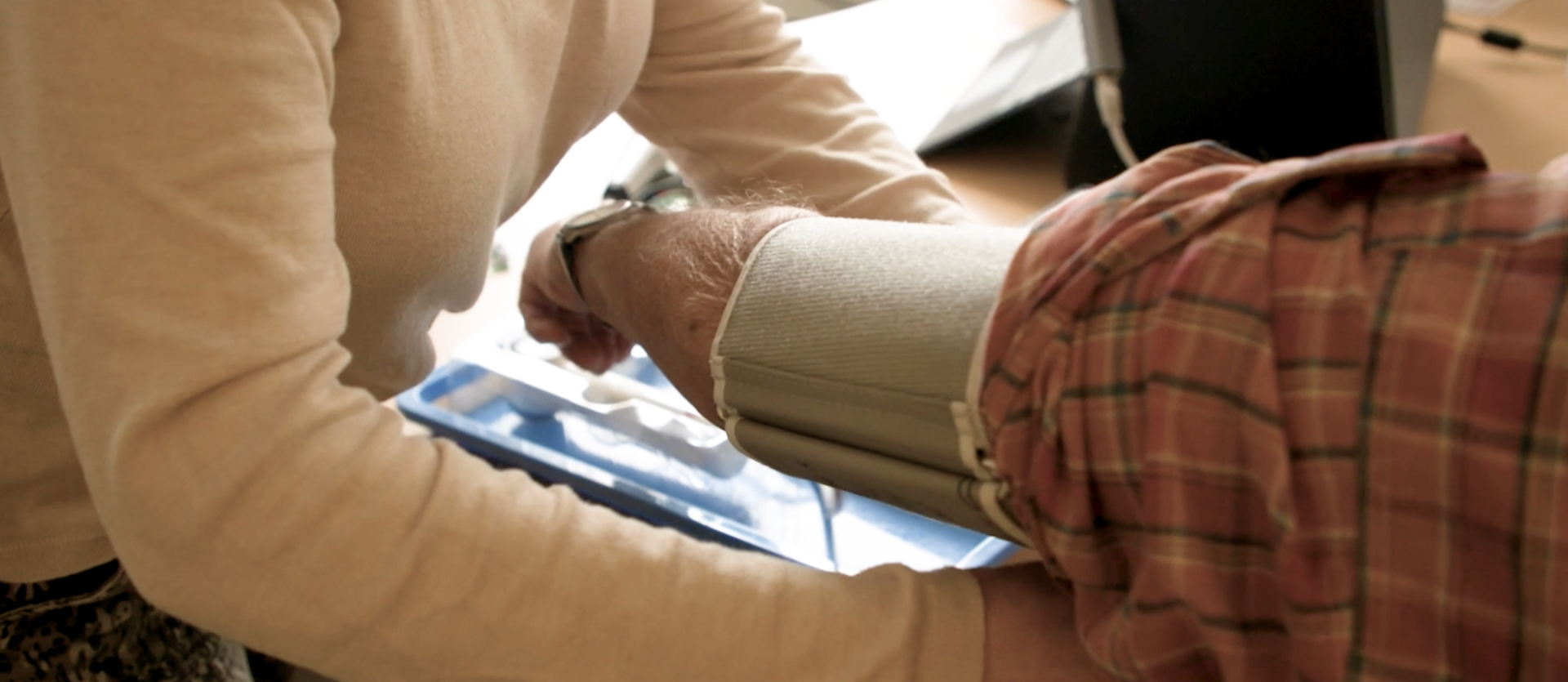 une infirmière prend la tension d'un patient