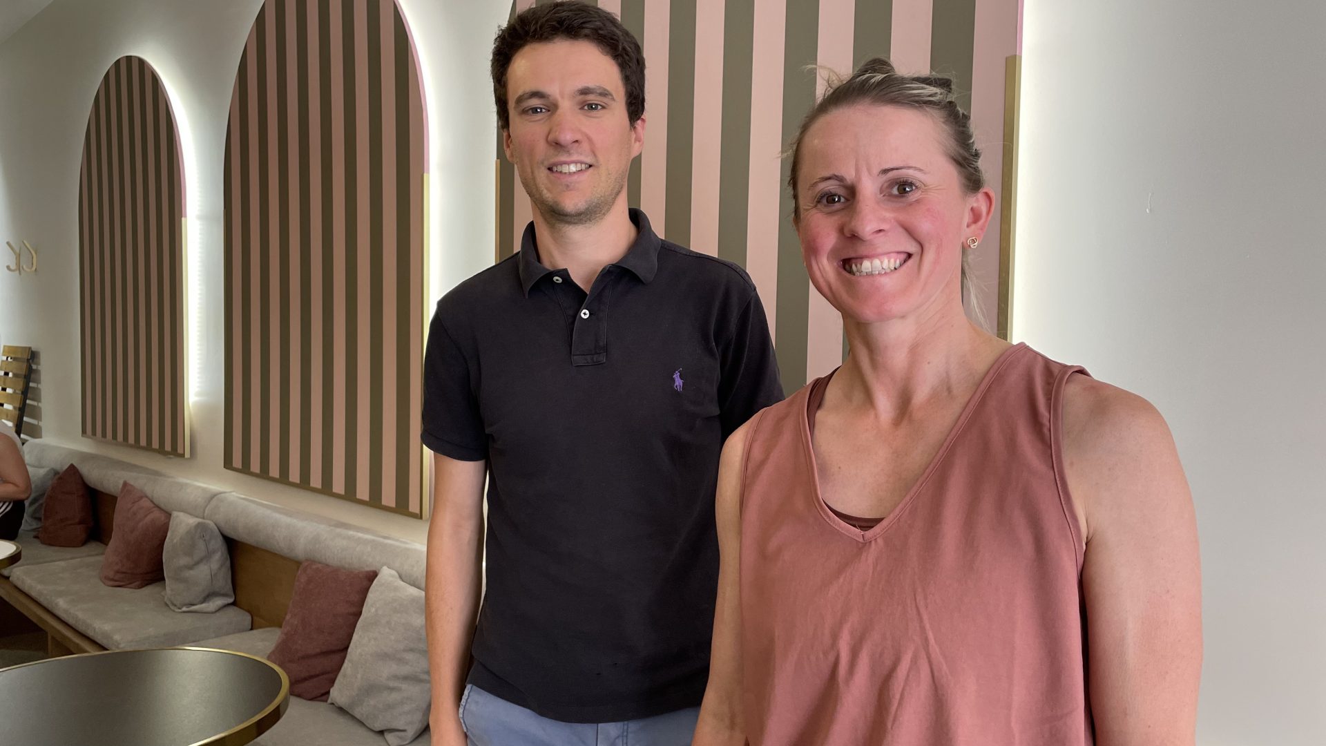 Quentin Lepère et Elodie Lanaud dans un café