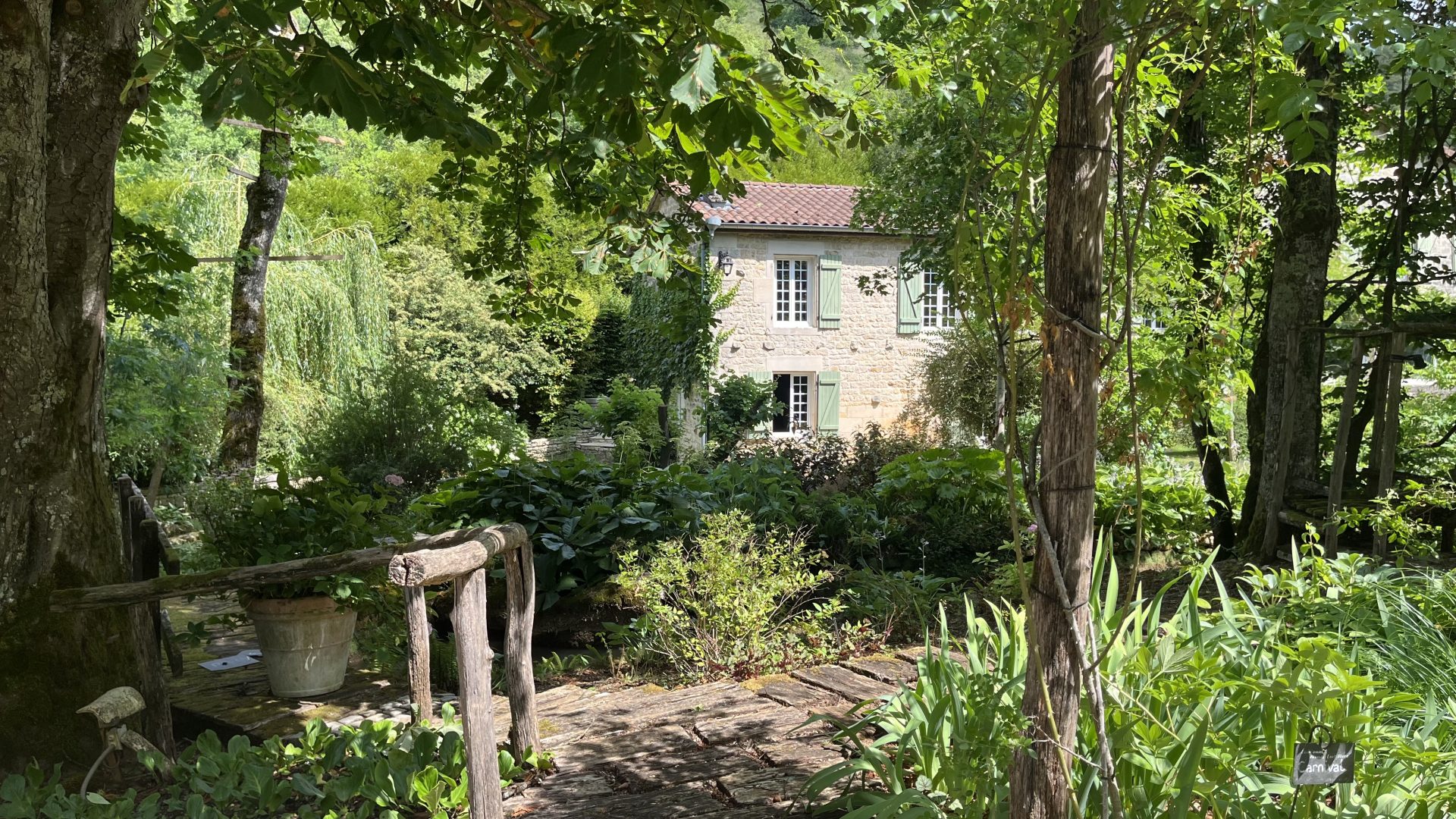 moulin vu depuis un jardin