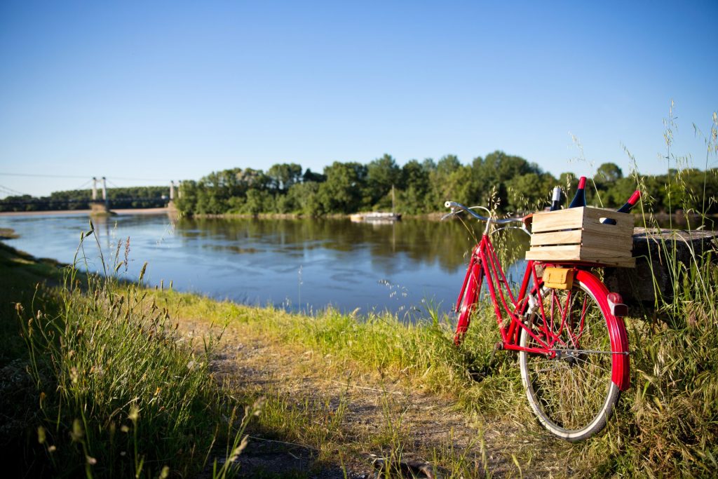 un vélo rouge au bord de l'eau