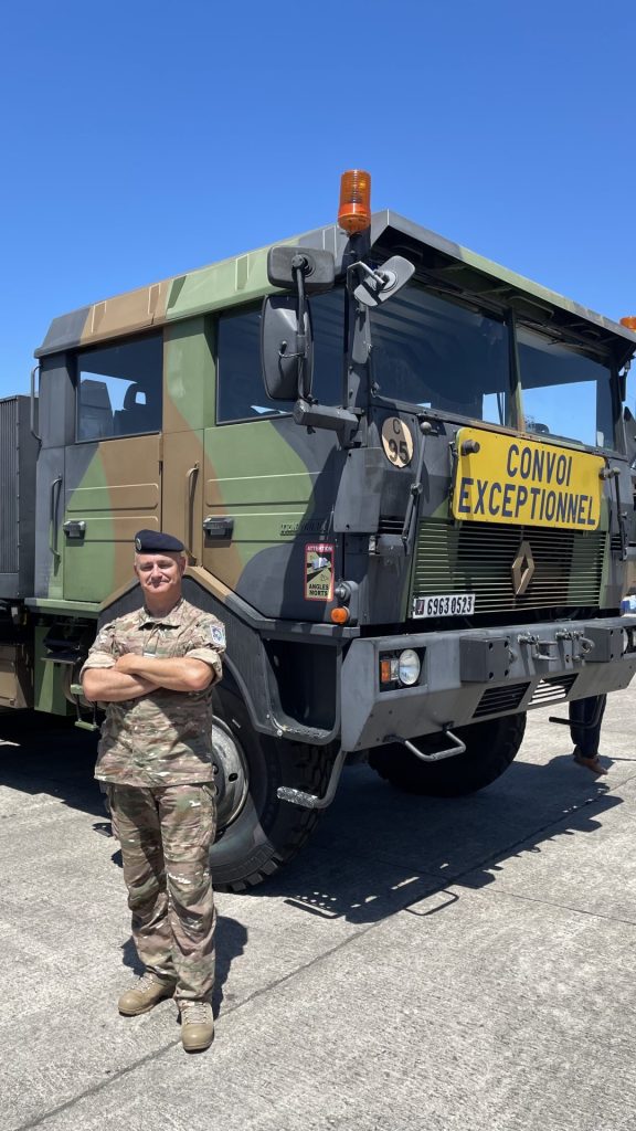 le capitaine Yann devant un camion convoi exceptionnel de l'armée de terre 511 régiment du train