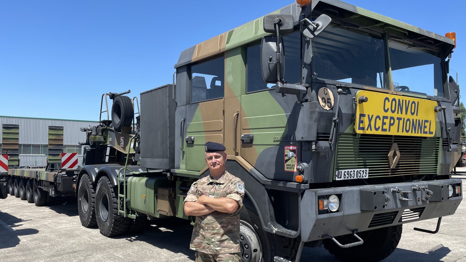 capitaine Yann devant un porte char du régiment du train d'auxonne
