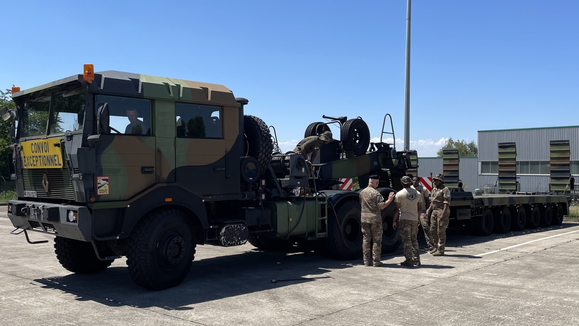 des soldats devant un porte char