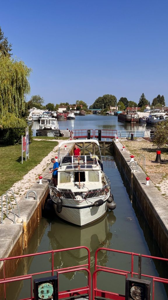 bateau passant une écluse en Bourgogne