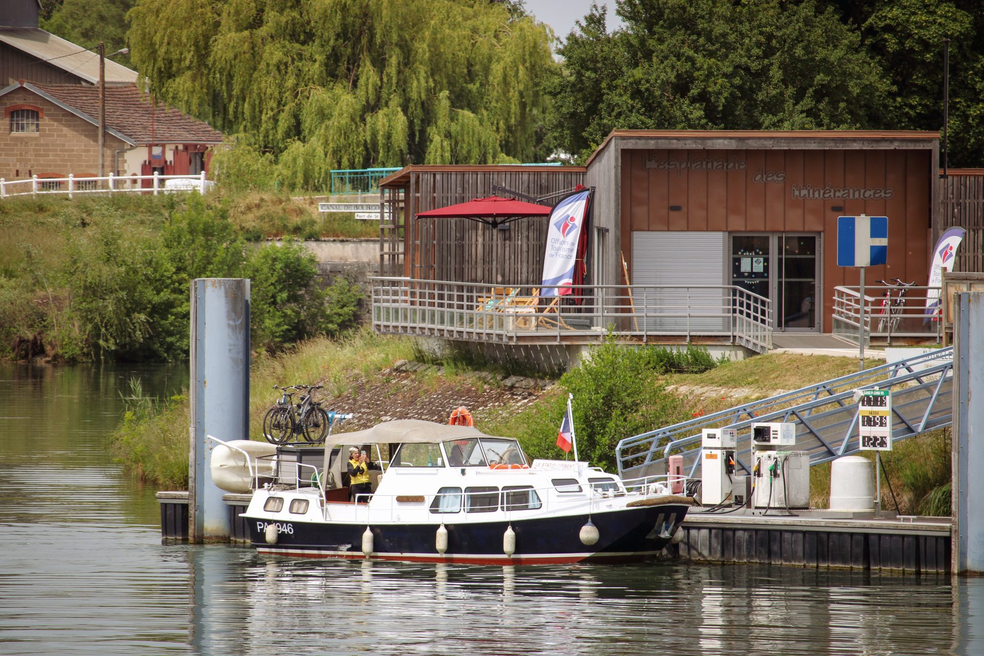 petit bateau de plaisance sur la saone