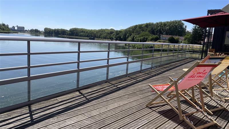 transats sur la terrasse de l'office de tourisme de saint jean de lose