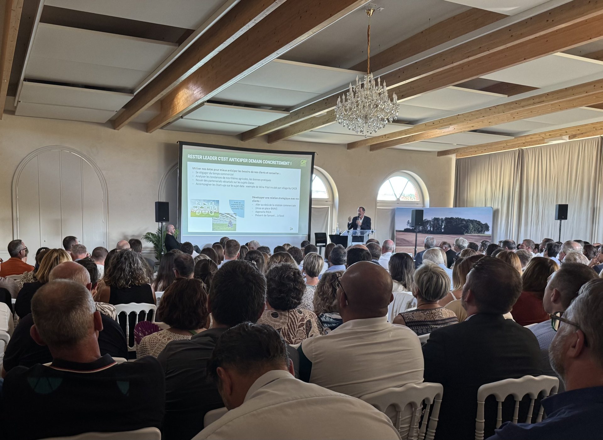 spectateurs rassemblés regardent une présentation ppt
