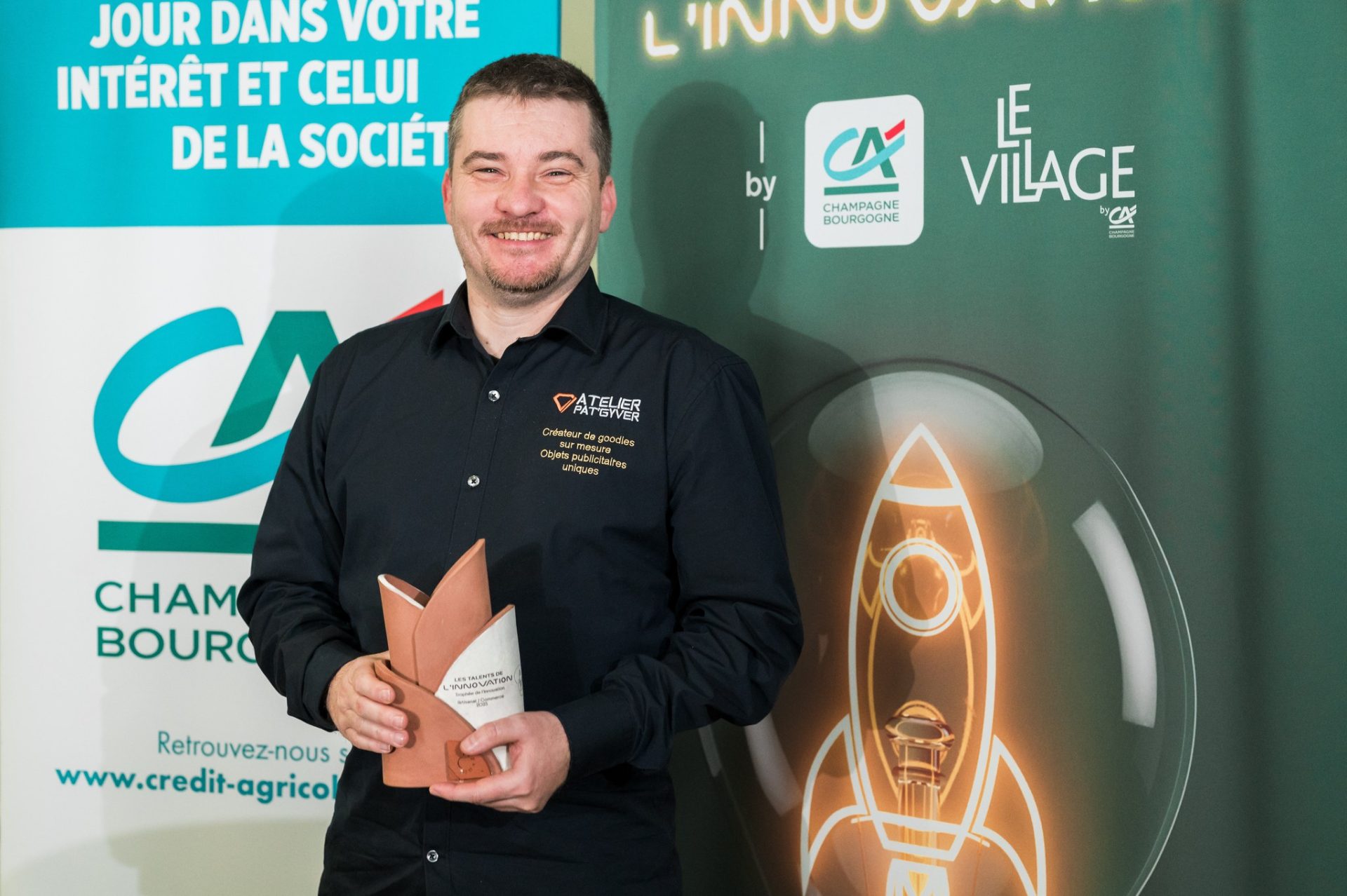 patrice perinet tient son trophée de l'innovation 2025