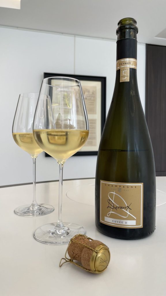 deux verres de champagne et une bouteille de champagne Devaux